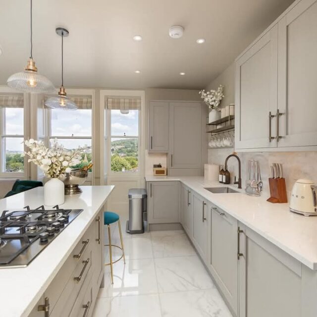 Top floor apartment, Bath 11