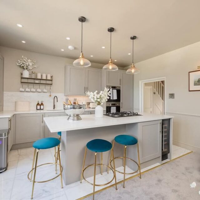Top floor apartment, Bath 5