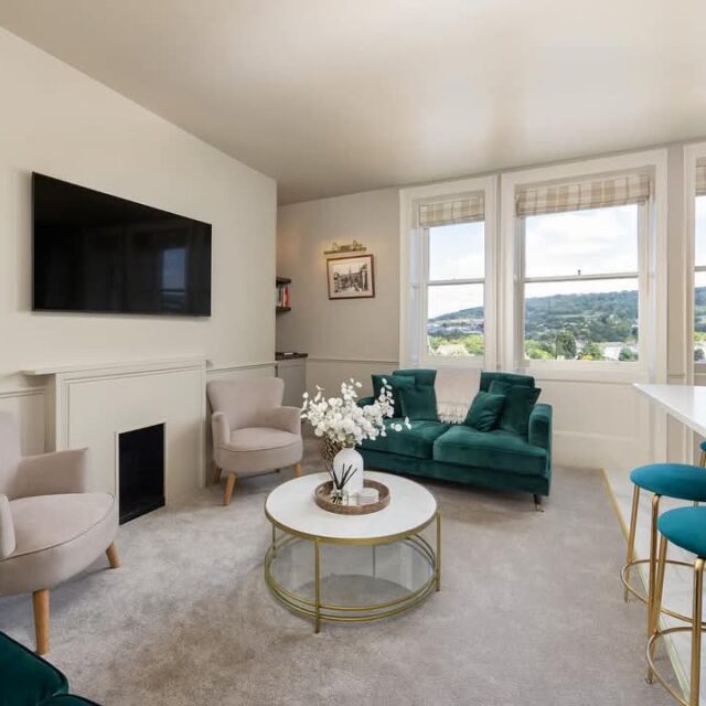Top floor apartment, Bath